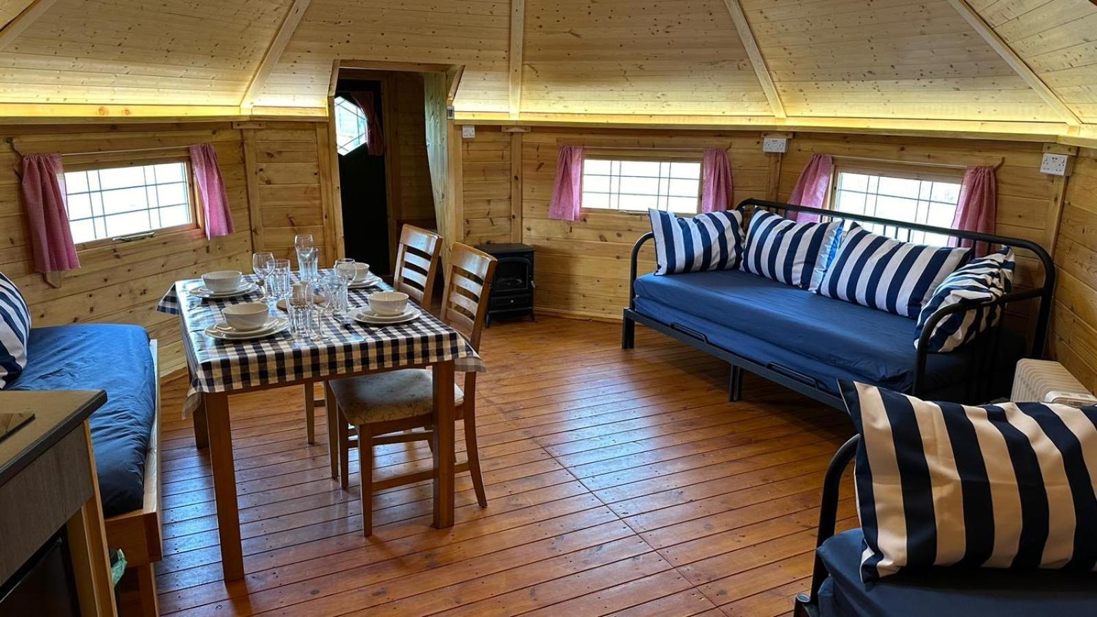 Holly Tree Glamping Cabins Wigglesworth Exteriör bild